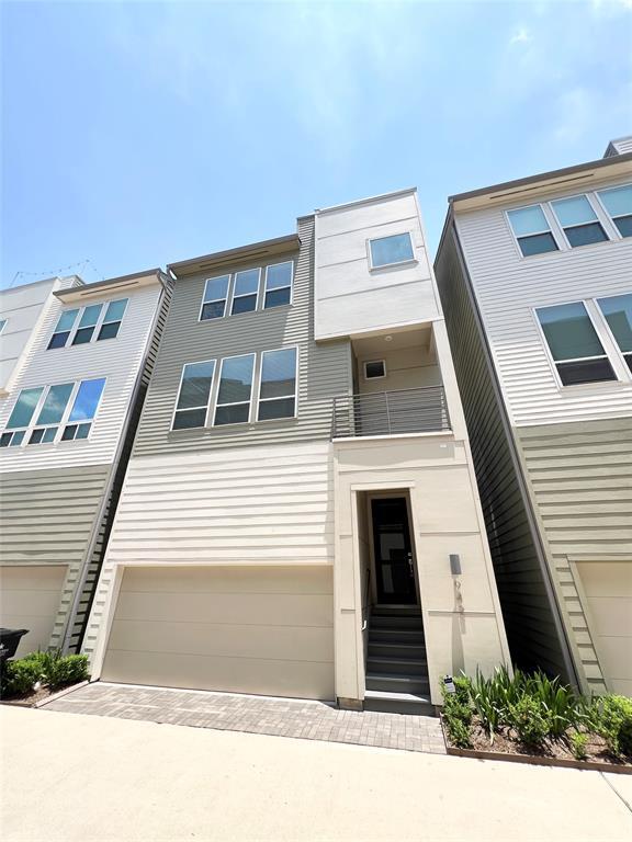 property at 942 W 18th St
