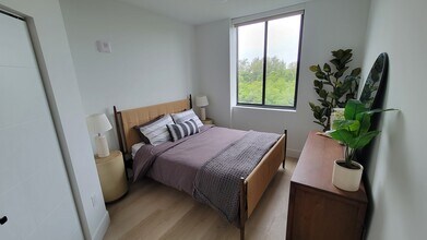 2490 NE 182nd St, Unit C1 in North Miami Beach, FL - Foto de edificio - Building Photo