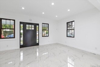 245 Garfield Ave in Mineola, NY - Building Photo - Building Photo