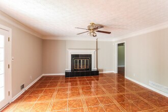 4806 Castlewood Dr SW in Lilburn, GA - Building Photo - Building Photo