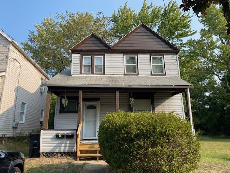 635 Hazel St in Akron, OH - Building Photo
