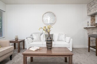 1681 Bayview Heights Dr, Unit 32 in San Diego, CA - Building Photo - Building Photo