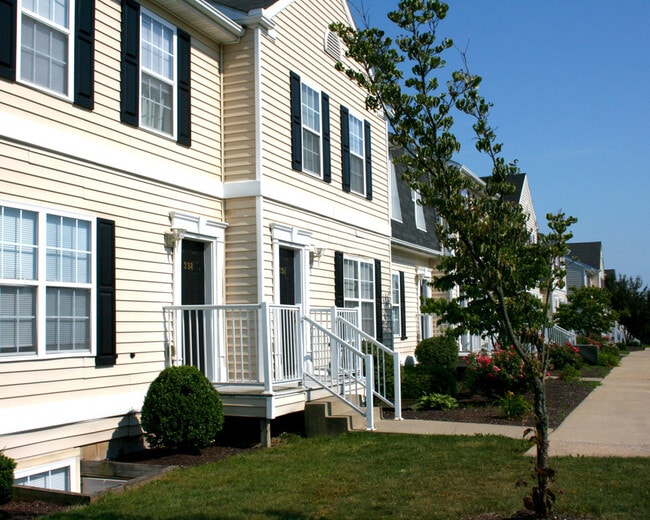 State College Collective on Oakwood in State College, PA - Building Photo - Building Photo