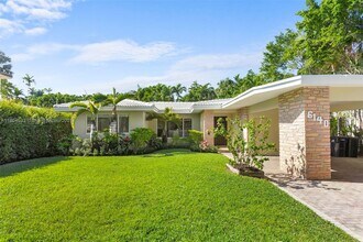 6140 Pine Tree Dr in Miami Beach, FL - Building Photo - Building Photo