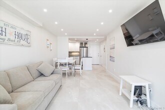 450 W Broadway in Long Beach, NY - Foto de edificio - Building Photo