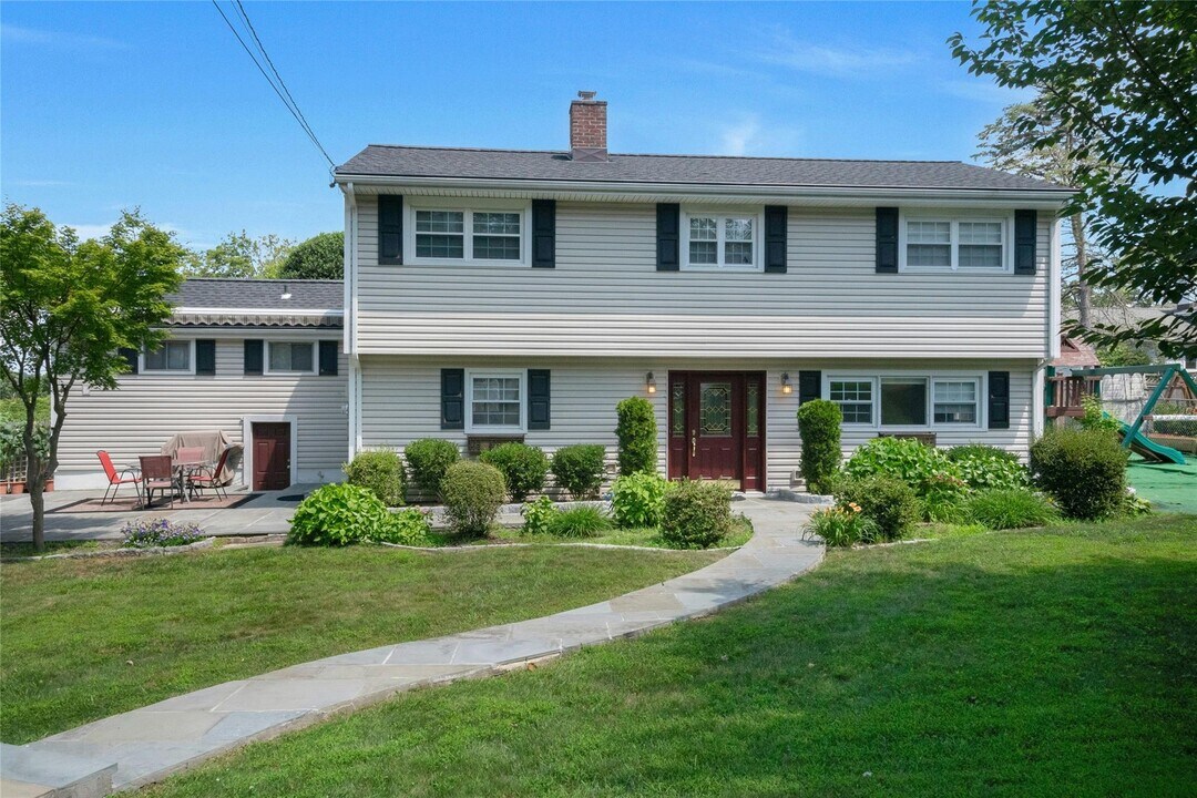 170 Sky Top Dr in Pleasantville, NY - Building Photo