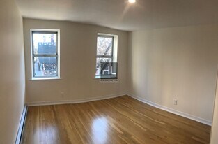 482 W Broadway in New York, NY - Building Photo