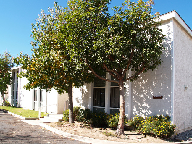 Westbay Eldon Apartments in Costa Mesa, CA - Foto de edificio - Building Photo