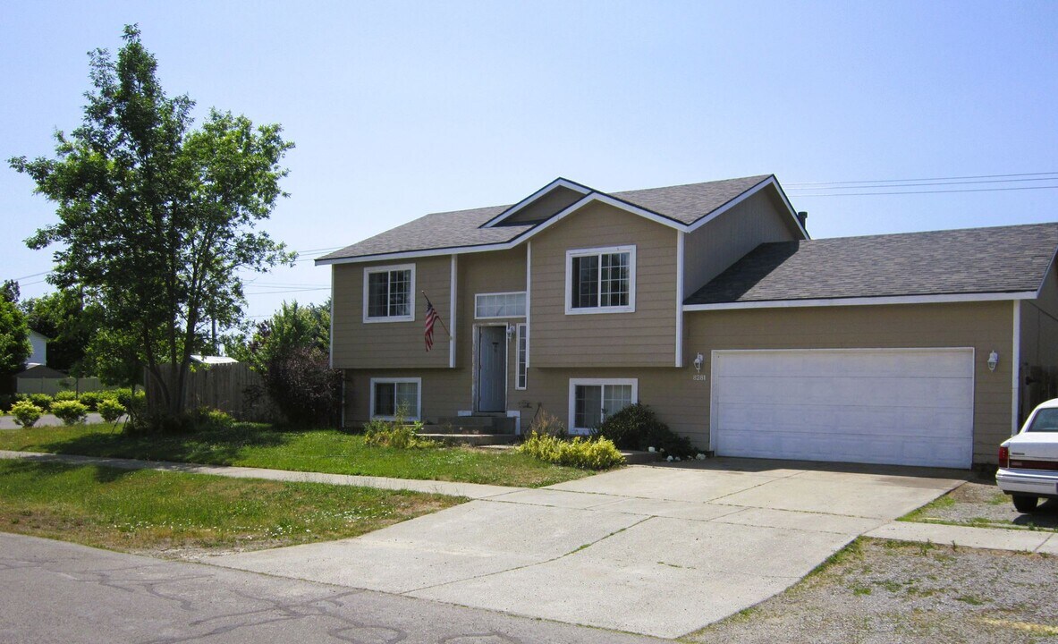 8281 N Coopers Hawk Dr in Hayden, ID - Building Photo