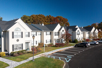 Greenview Court at Oakdale in Oakdale, NY - Building Photo - Building Photo