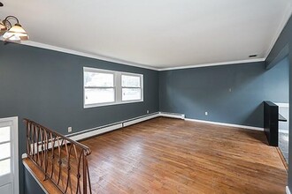 352 Woodbury Rd in Woodbury, NY - Building Photo - Building Photo