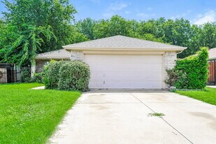 7201 Autumn Run Dr in Forest Hill, TX - Building Photo