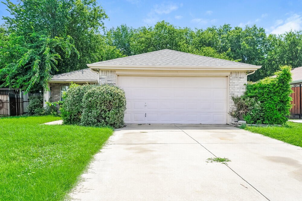 7201 Autumn Run Dr in Forest Hill, TX - Building Photo