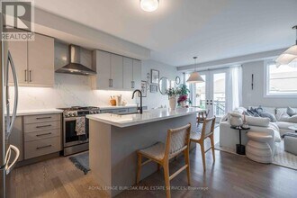 2273 Turnberry Rd in Burlington, ON - Building Photo - Building Photo