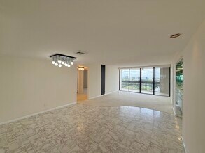 2000 Presidential Way in West Palm Beach, FL - Building Photo - Building Photo