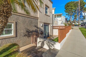 1077 10th St in Hermosa Beach, CA - Building Photo - Building Photo