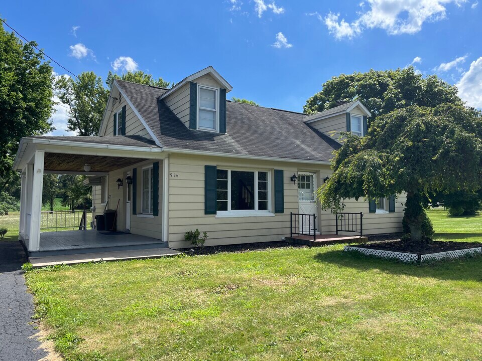 916 High St in West Milton, PA - Building Photo