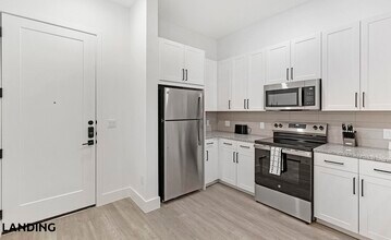 650 E Sycamore St in Denton, TX - Foto de edificio - Building Photo