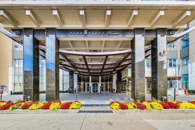 655 W Irving Park Rd in Chicago, IL - Building Photo - Building Photo