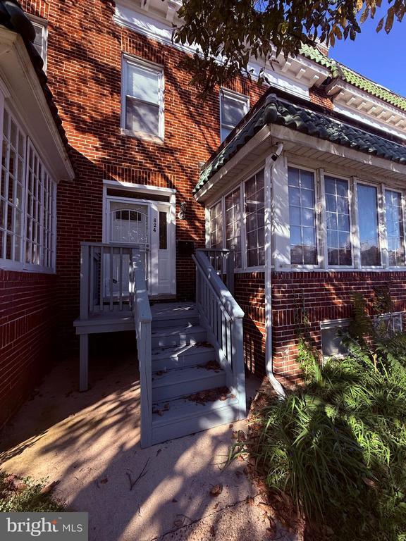 property at 824 E 33rd St