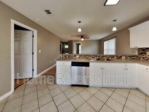 352 Apple Dr in Crestview, FL - Foto de edificio - Building Photo