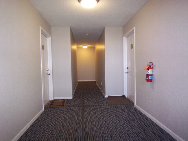 111 Fieldcrest St, Unit 205 in Ann Arbor, MI - Foto de edificio - Building Photo