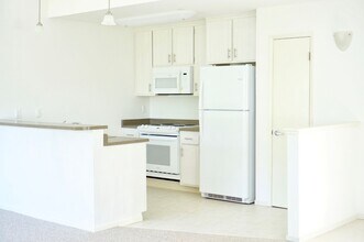 Parkwood Court Apartments in Santa Rosa, CA - Building Photo - Building Photo