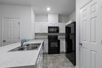 7919 Merchants Way in Jacksonville, FL - Foto de edificio - Building Photo