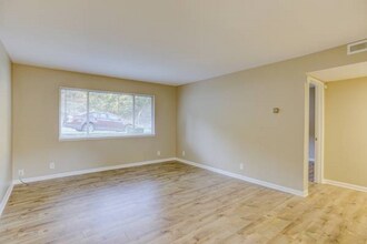 2220 Lake Rd, Unit C7 in Belmont, CA - Building Photo - Building Photo