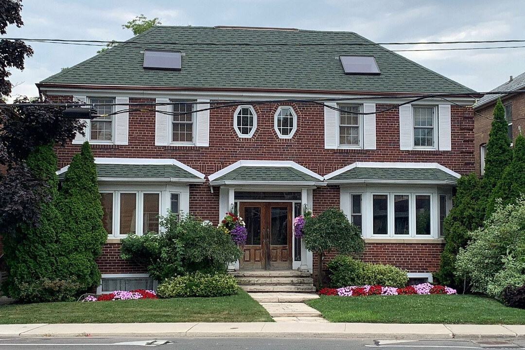 1230 Avenue Rd in Toronto, ON - Building Photo