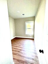 204 Booker T Washington St in Conroe, TX - Building Photo - Building Photo