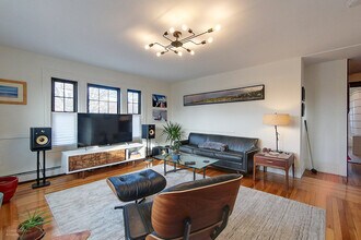 90 Bliss Rd, Unit 2 in Newport, RI - Foto de edificio - Building Photo