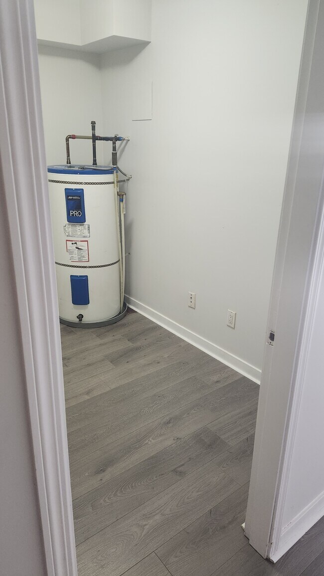 3683 E Hastings St in Vancouver, BC - Building Photo - Building Photo