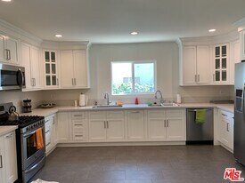 1123 S Clark Dr in Los Angeles, CA - Building Photo