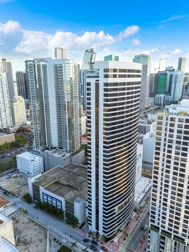 225 N Miami Ave in Miami, FL - Building Photo - Building Photo