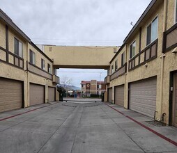 38710 10th St E in Palmdale, CA - Building Photo - Building Photo