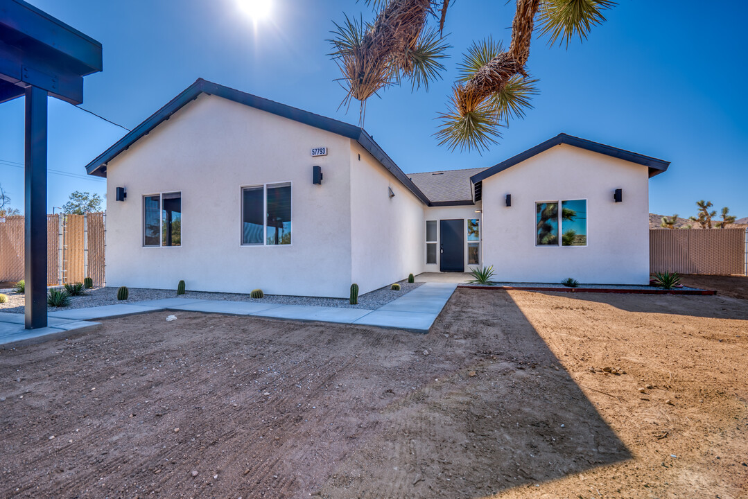 57793 Pueblo Trail, Unit 57793 in Yucca Valley, CA - Foto de edificio