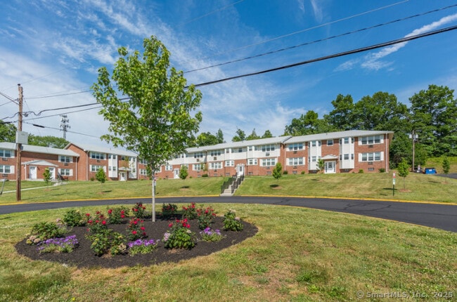695 Talcottville Rd in Vernon, CT - Building Photo - Building Photo