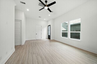 7117 England St in Houston, TX - Building Photo - Building Photo