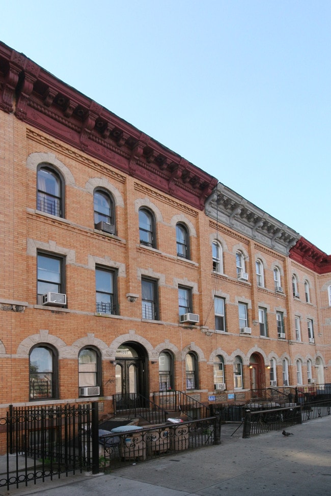 1260 Decatur Street in Brooklyn, NY - Foto de edificio - Building Photo