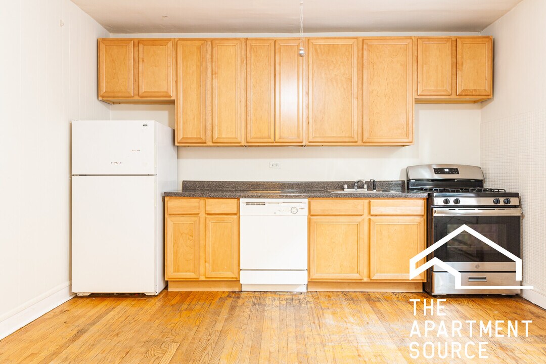 2129 N Dayton St, Unit 204 in Chicago, IL - Building Photo