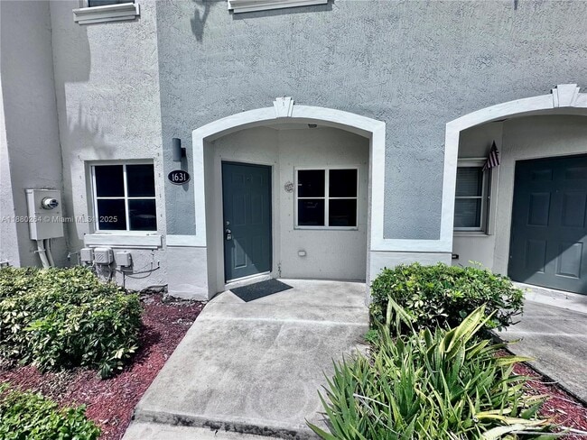 1631 SE 30th St in Homestead, FL - Foto de edificio - Building Photo