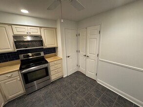 974 Claytonbrook Dr in Ballwin, MO - Building Photo - Building Photo