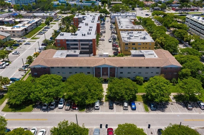 16851 NE 18th Ave in North Miami Beach, FL - Building Photo - Building Photo