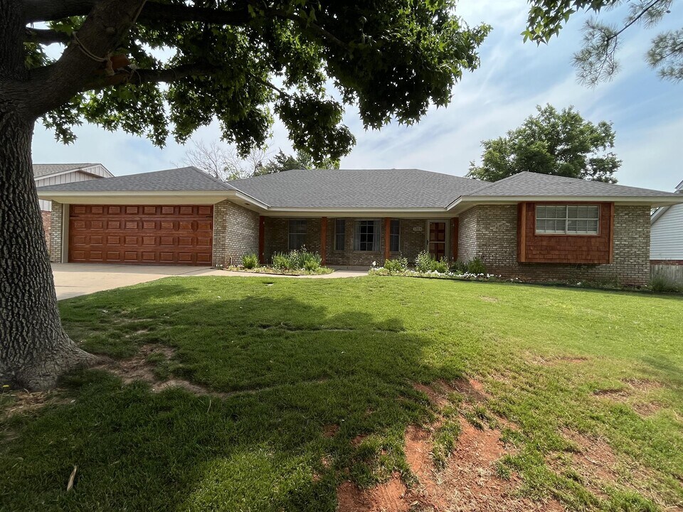 1304 Pine Oak Dr in Edmond, OK - Building Photo