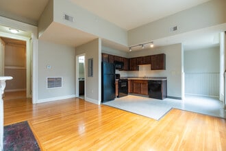 Guthrie-Coke Lofts in Louisville, KY - Foto de edificio - Interior Photo