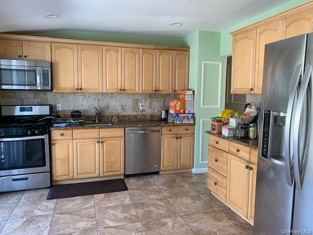 14 Branch Ln in East Setauket, NY - Building Photo - Building Photo
