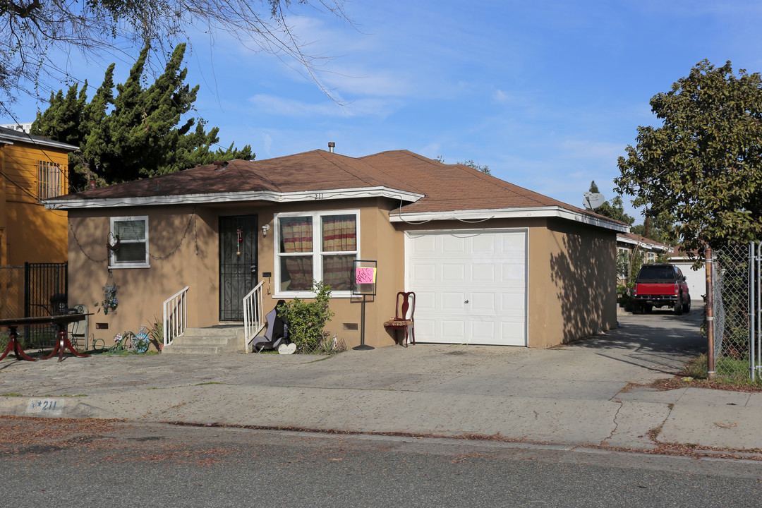 211 E Indigo St in Compton, CA - Foto de edificio