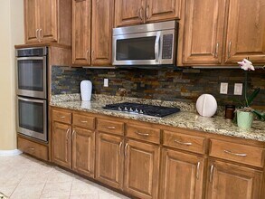10611 Midge Dr in Bakersfield, CA - Building Photo - Building Photo