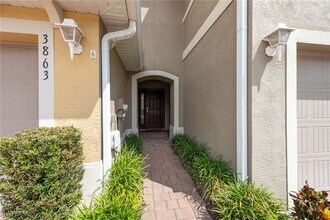 3863 Tilbor Circle in Ft. Myers, FL - Foto de edificio - Building Photo